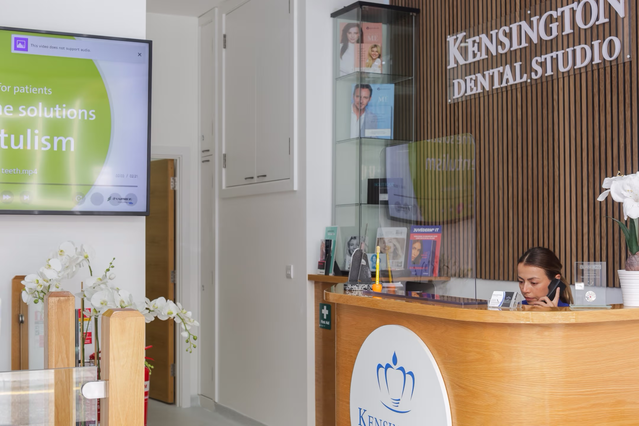 Kensington Dental Studio resepsiyon alanı